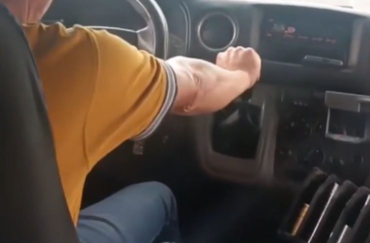 #VIDEO // Usuarios denuncian a chofer de combi por mala atención y circular por zonas prohibidas