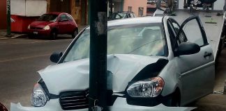 Auto se estrella contra poste en la colonia Félix Ireta, Morelia