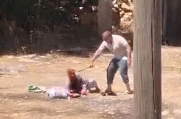 VIDEO // Tras salir de prisión en Suiza por matar a su esposa, sujeto golpea brutalmente a su madre en Turquía