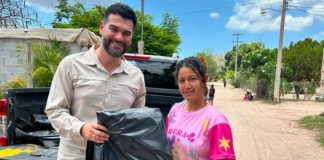 Critícan a diputado de Morena por regalar hule negro como apoyo ante lluvias en Sinaloa