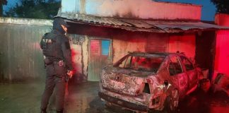 Delincuentes queman vehículo e irrumpen en una vivienda de la colonia Lázaro Cárdenas de Zamora