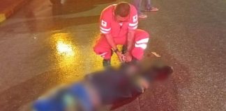 Motociclista queda herido tras choque contra camioneta en Huetamo