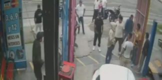 #VIDEO // Balean a tres trabajadores de una llantera luego de negarse a dar 100 mil pesos por cobro de piso