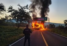 #VIDEO // Delincuentes desatan bloqueo y quema de vehículos en Michoacán