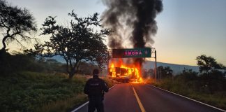 #VIDEO // Delincuentes desatan bloqueo y quema de vehículos en Michoacán