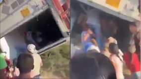#VIDEO // Rapiña en San Luis Potosí termina con heridos tras movimiento de grúa en tráiler volcado