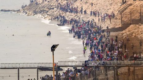 España pide ayuda de emergencia a la UE para afrontar la crisis en Ceuta