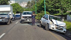 Dos choques múltiples generan caos vial en el Periférico de Morelia; participa camioneta gasera