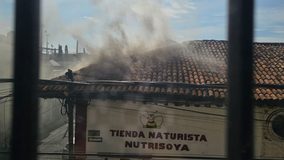 #VIDEO // Arde local comercial en el Centro de Uruapan
