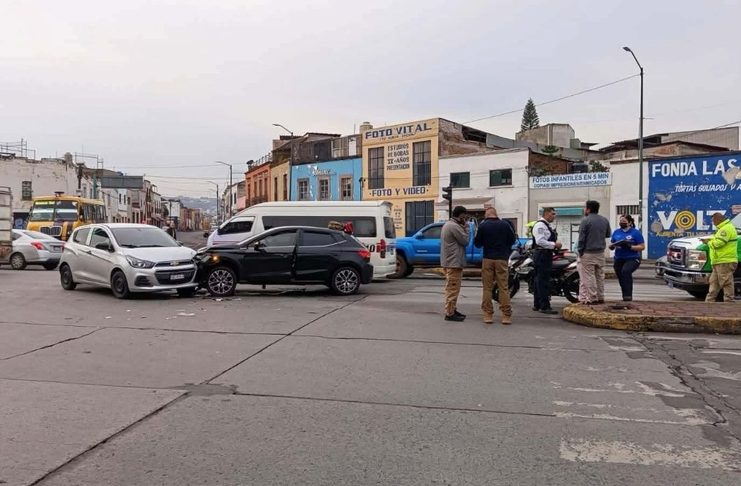 Se registra choque entre dos automóviles en la avenida Madero Poniente de Morelia