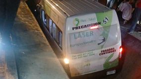 Combi de la Ruta Rosa cae a canal pluvial en el municipio de Tarímbaro