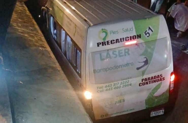 Combi de la Ruta Rosa cae a canal pluvial en el municipio de Tarímbaro