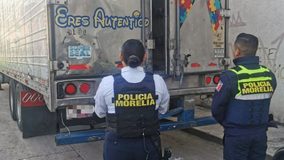 Policía Morelia recupera caja de tráiler con reporte de robo
