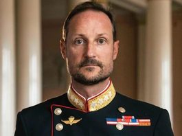 Haakon VIII asume el trono de Noruega en un periodo de transición y desafíos para la monarquía