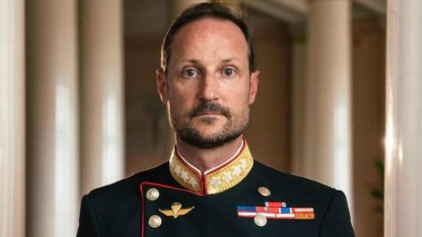 Haakon VIII asume el trono de Noruega en un periodo de transición y desafíos para la monarquía