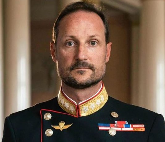 Haakon VIII asume el trono de Noruega en un periodo de transición y desafíos para la monarquía