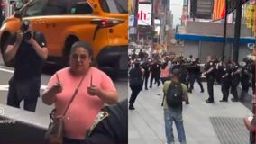 #VIDEO // Mujer apuñala a dos personas en Times Square y es abatida por la policía de Nueva York