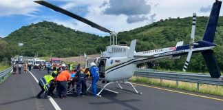 Caída de camioneta a un barranco en la México-Guadalajara deja un muerto y tres heridos