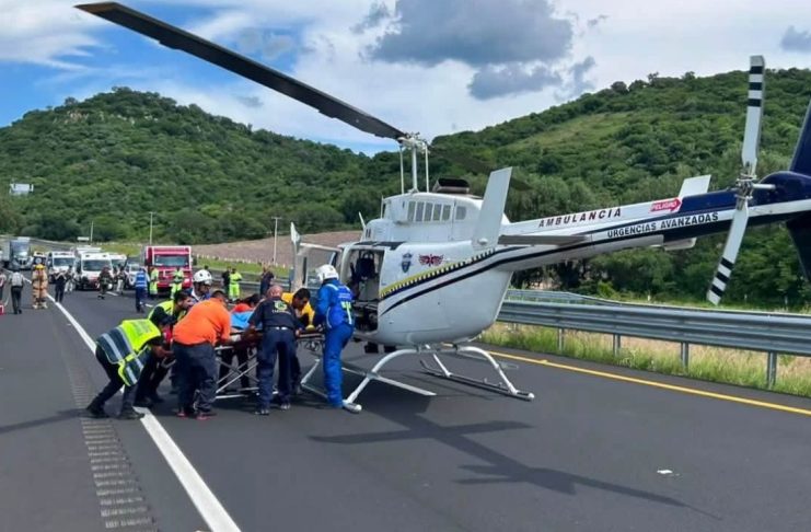 Caída de camioneta a un barranco en la México-Guadalajara deja un muerto y tres heridos