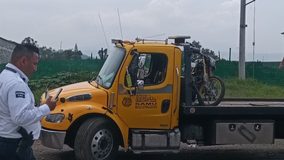 Vehículo embiste a motociclistas y huye, en la antigua carretera a Pátzcuaro