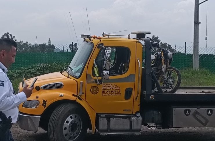 Vehículo embiste a motociclistas y huye, en la antigua carretera a Pátzcuaro