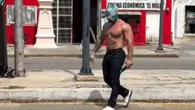 #VIDEO // Policías frenan grabaciones del influencer “Limpiaparabrisas MX” en calles de Mérida