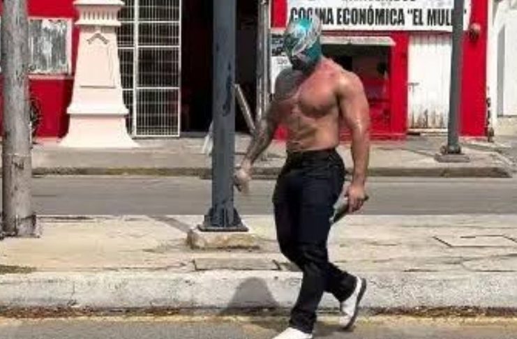 #VIDEO // Policías frenan grabaciones del influencer “Limpiaparabrisas MX” en calles de Mérida