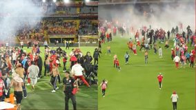 #VIDEO // Disturbios en El Campín obligan a suspender temporalmente el partido entre Santa Fe y América de Cali