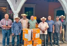 Presidente Víctor Vázquez entrega mochilas aspersoras a bajo costo a productores de Galeana