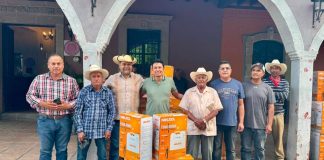 Presidente Víctor Vázquez entrega mochilas aspersoras a bajo costo a productores de Galeana