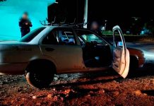 Taxista es asesinado y joven pasajera resulta gravemente herida en ataque armado en Apatzingán