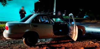 Taxista es asesinado y joven pasajera resulta gravemente herida en ataque armado en Apatzingán