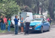 Camioneta pipa vuelca parcialmente y cae encima de automóvil en la avenida Madero Poniente de Morelia