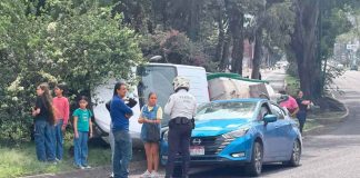 Camioneta pipa vuelca parcialmente y cae encima de automóvil en la avenida Madero Poniente de Morelia