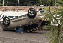 Vuelca camioneta en la avenida Escuadrón 201 de Morelia
