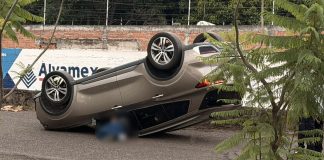 Vuelca camioneta en la avenida Escuadrón 201 de Morelia