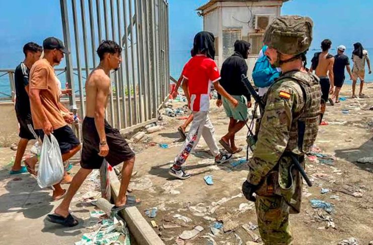 Exteriores de España afirma que los migrantes de Ceuta serán devueltos