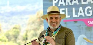 Gobierno de Bedolla consolida siembra histórica de 321 mil peces en el lago de Pátzcuaro
