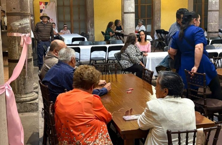 Con fiesta, música y baile, fundación “Mujer Arte con Esperanza”, celebra Día del Abuelito en Morelia