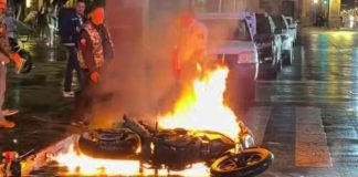 #Video || Arde motocicleta en pleno Centro Histórico de Morelia