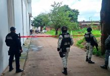 Ejecutan a un hombre y abandonan su cuerpo en la batea de una camioneta en Uruapan