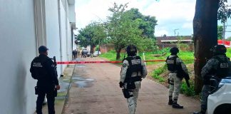 Ejecutan a un hombre y abandonan su cuerpo en la batea de una camioneta en Uruapan