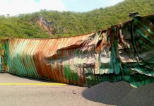 Se desprende remolque de trailer y vuelca, en la autopista Siglo XXI