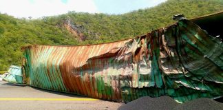 Se desprende remolque de trailer y vuelca, en la autopista Siglo XXI