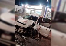 Taxista lesionado al chocar contra la base de un puente a desnivel, en Uruapan