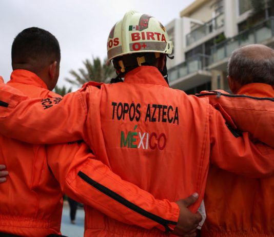 Topos Azteca de México llegan a Cali para apoyar en rescate tras terremoto en Colombia
