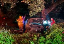 Dos lesionados deja volcadura sobre la carretera Uruapan-San Juan Nuevo
