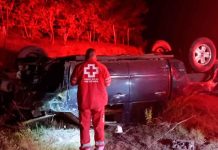 Vuelca camioneta en la carretera Huetamo-Ziritzícuaro; conductor la abandona