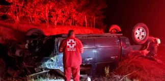 Vuelca camioneta en la carretera Huetamo-Ziritzícuaro; conductor la abandona