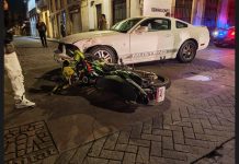Pareja en moto queda herida tras chocar contra auto deportivo en el centro de Morelia